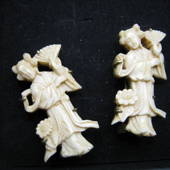 1950's Vintage Indonesian Ivory Clip Earrings - Picture 1 of 3